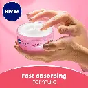 NIVEA Moisturising Cream, Soft Freshies Refreshing Berry Blossom, Jar 100ml 2.webp